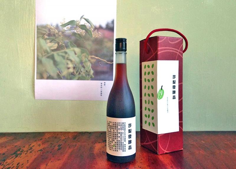 遵循古法不添加，歷經半年以上的時間與糖緩慢發酵，製成清爽且風味獨特的莎梨發酵汁