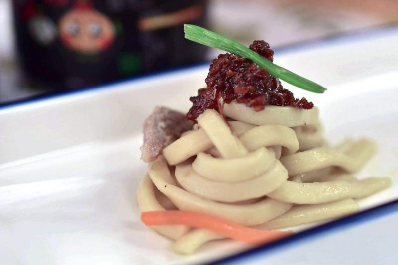 嚴選在地白玉蘿蔔，切絲日曬發酵