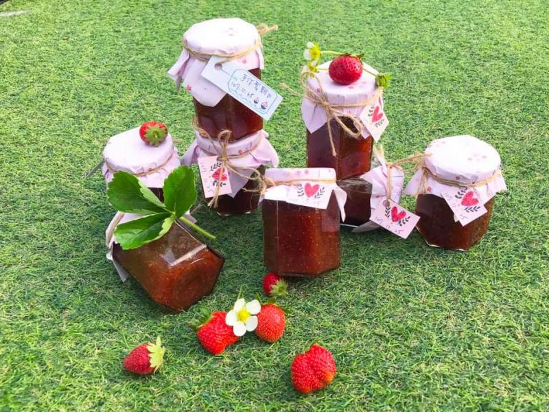 新鮮草莓果醬，選用自家草莓製成，酸酸甜甜好滋味。