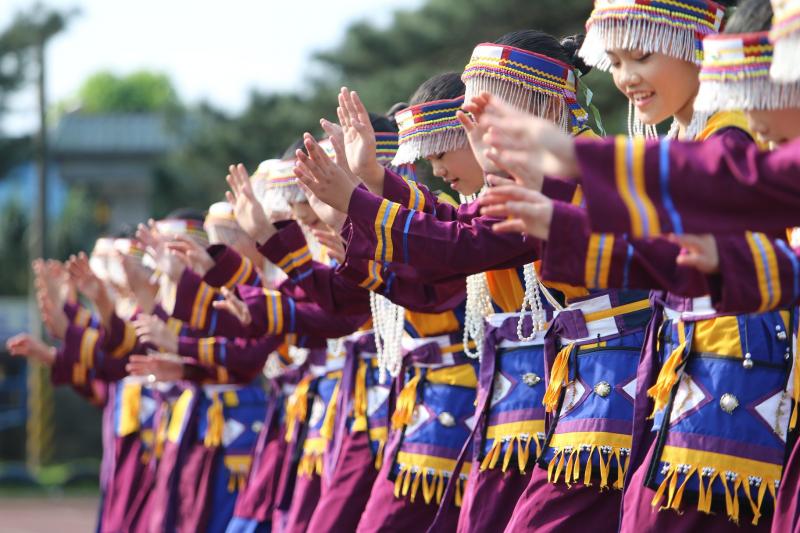 學生身穿自己的族服，在音樂中跳出傳統的舞蹈。