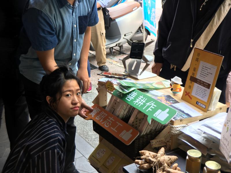 志工同學協助賣薑黃蛋捲