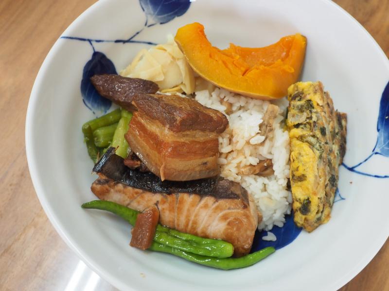 以在地食材為主要的風味餐，講求用料、新鮮的蔬果製作，餐點連結稻作四季風情