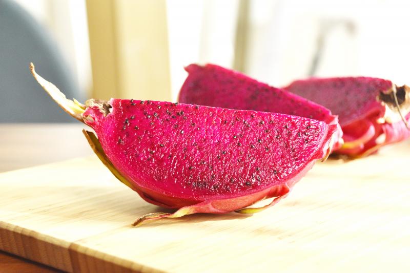 傑哥的火龍果是大紅品種，產期是5月-12月，每二週採收一次，顏色鮮豔，果實碩大，甜度在21度左右