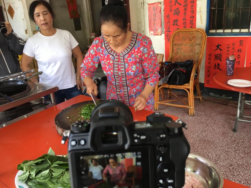 學員用相機記錄媽媽們做料理的的步驟。