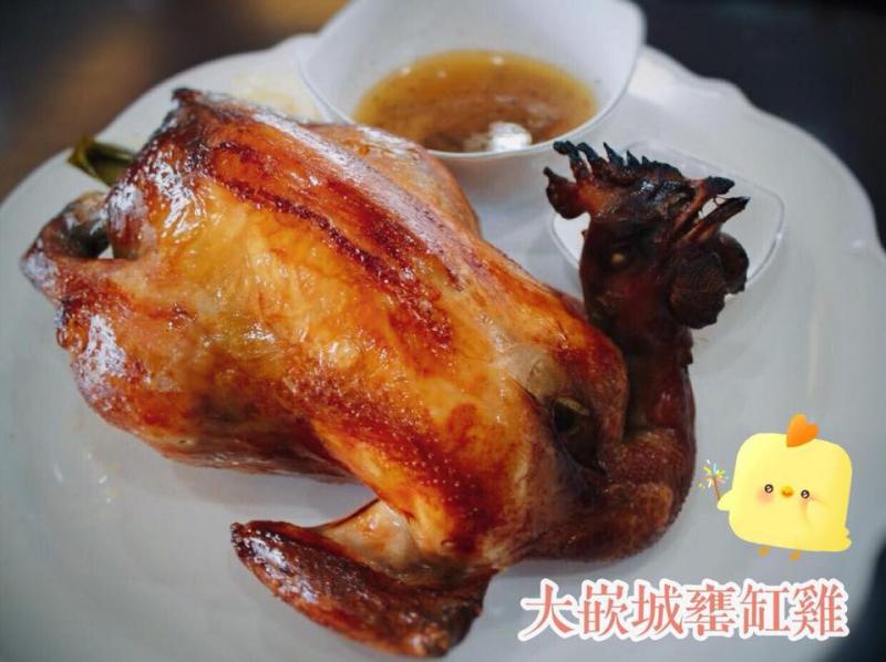 著名的甕缸雞配上獨門沾醬，是讓饕客流連忘返的美食