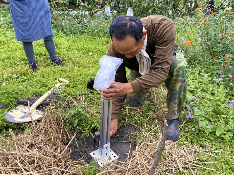 老闆將基座埋入土中