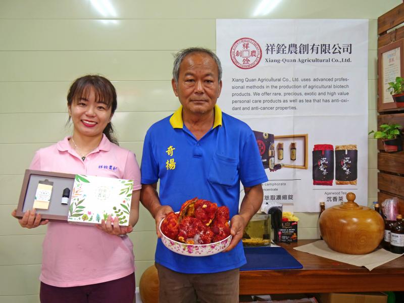 父親手中的原物料，加工後成為陳季微手中的產品