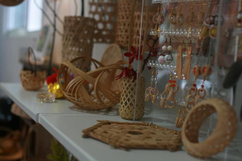 工作室內有竹籃、竹製杯墊等編織產品介紹