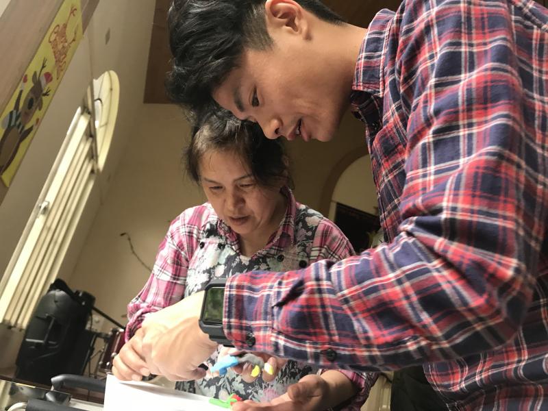 學員與講師討論動畫影片腳本。