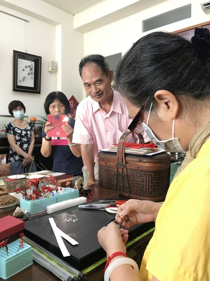 學員帶著手機採訪在地工藝師