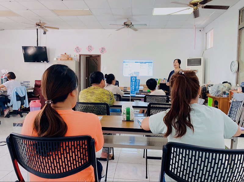 社區辦理網路創業當頭家課程 講師正在講解平台功能