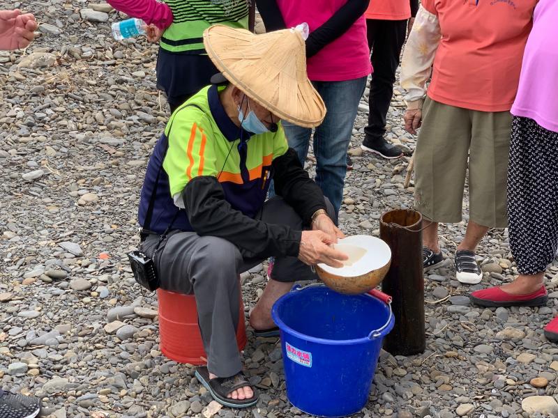 楓港社區「數魚苗」文化,早期居民人手一支撈補虱目魚手插網,來回梭海洋之中補魚苗,出售貼補家用。