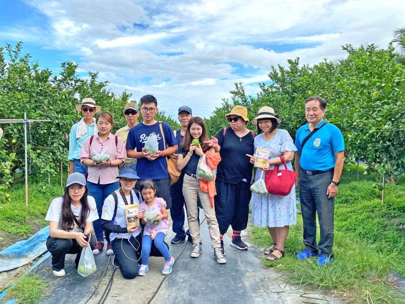 東東澎DOC旅行志工，小組採完檸檬進行合照。