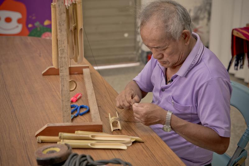 林敏訓老師正在製作竹風鈴。