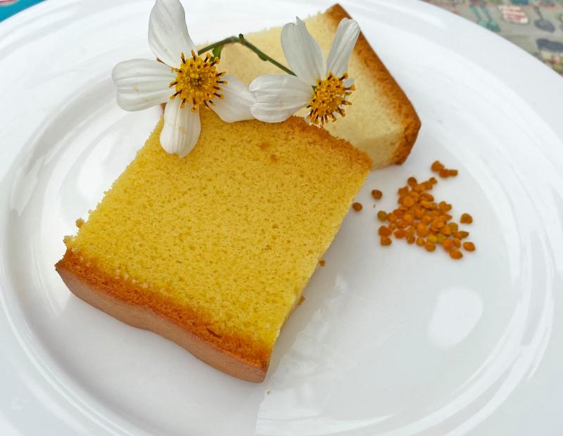 蜜鄉養蜂園的蜂蜜製作而成的蛋糕。
