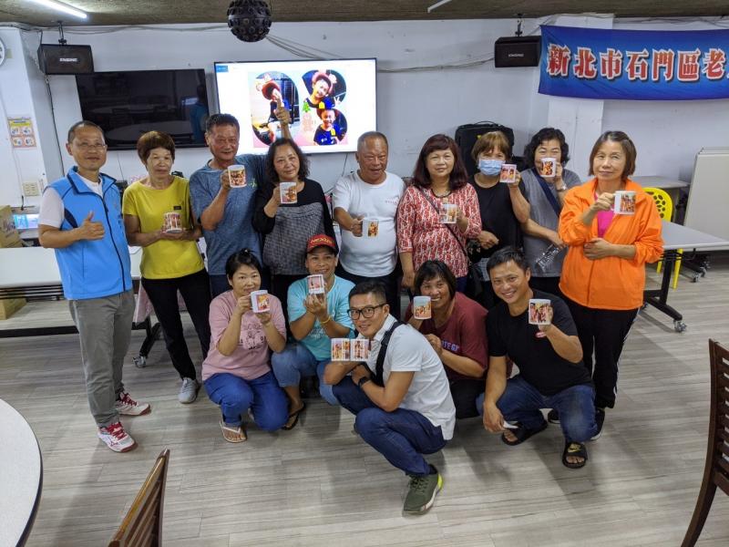 透過數位學習的課程,學員們編輯最具代表白沙灣的特色照片