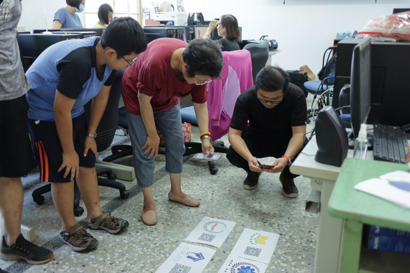 講師與學員正在觀看AR圖片掃描顯示圖