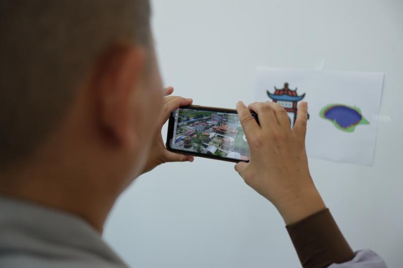 學員運用手機掃描圖片,手機畫面則是呈現AR地圖
