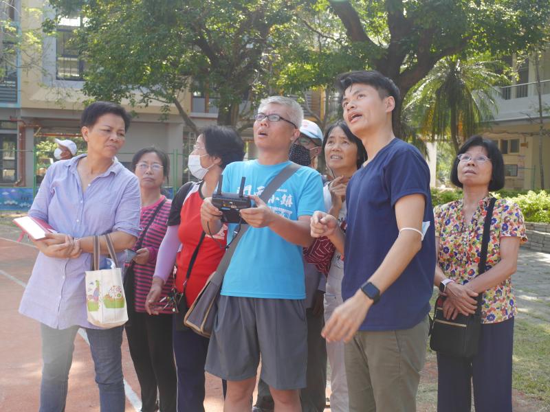 學員一起在仰望天空駕馭空拍機