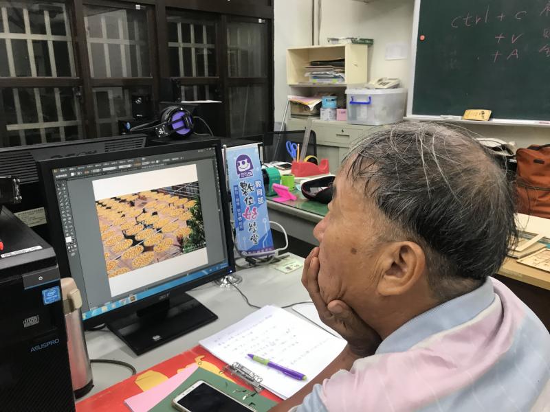 黃澄澄的柿餅即將化做雷雕