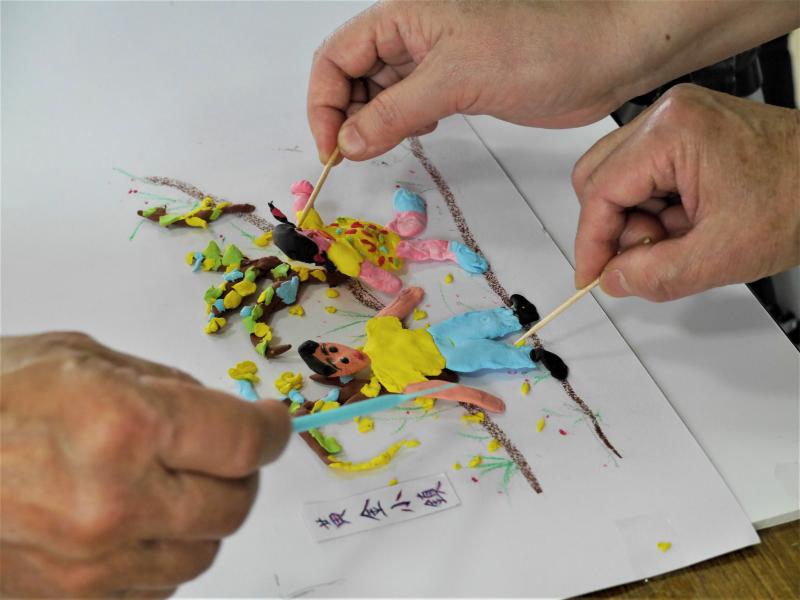 黃金小鎮的故事中，三隻手在操控三個人偶