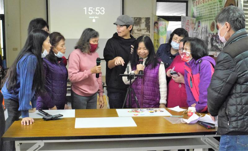 一群學員聚在一起，練習為偶動畫配音的學員手持麥克風