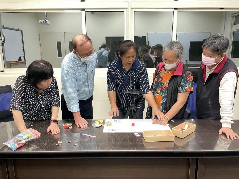 學員分組、分工協力完成偶動畫拍攝。