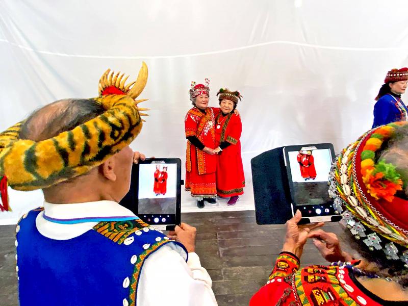 DOC請長輩們盛裝出席，透過講師的教學，學到拍照小技巧。