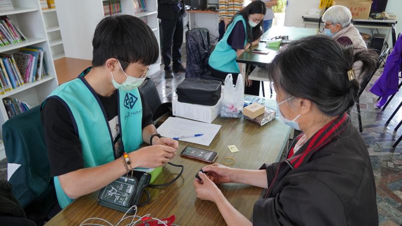 學員透過自己的手機APP開啟藍芽連結心電圖機測量自身健康