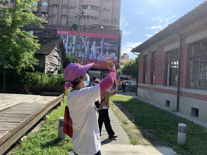 學員認真的依照老師的方法攝影