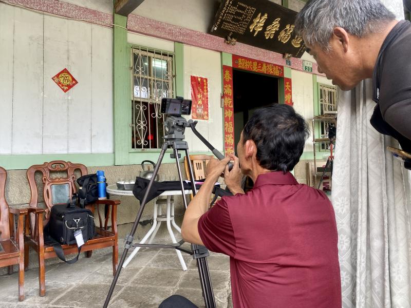 學員們應用手機拍攝劉家古厝