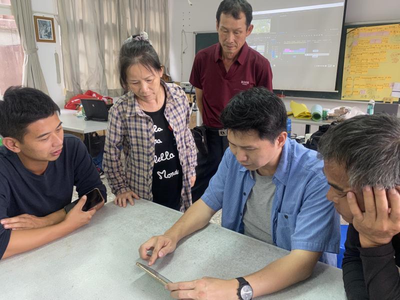 講師與學員們一同觀賞學員剪輯的影片成果