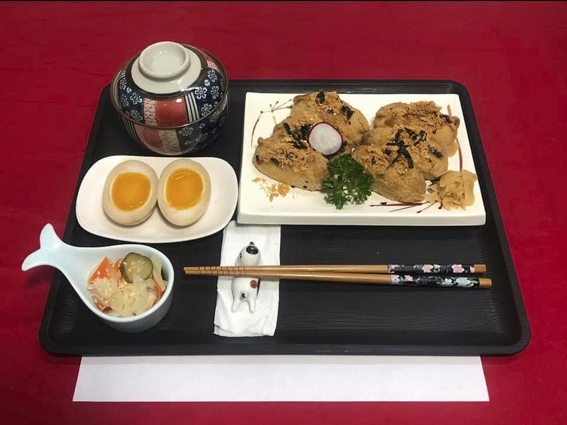 小春屋提供日式料理如烏龍麵、壽司等