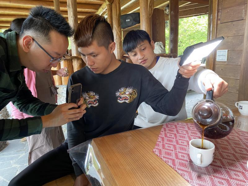 卡夫卡老師帶學員用手機拍攝民宿的美食茶點