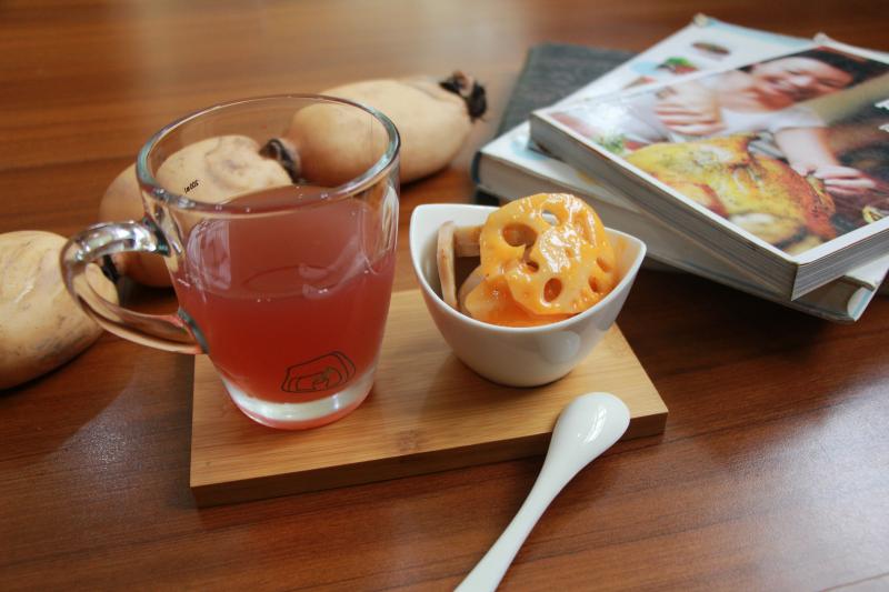 透過劉大嫂的巧手將蓮藕進行烹飪熬煮，並拍攝紀錄