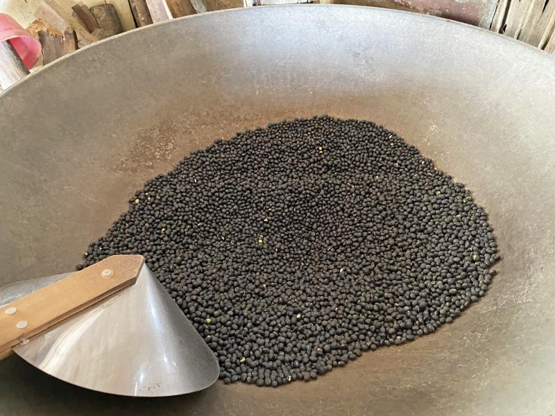 使用古早大灶焙炒的黑豆。