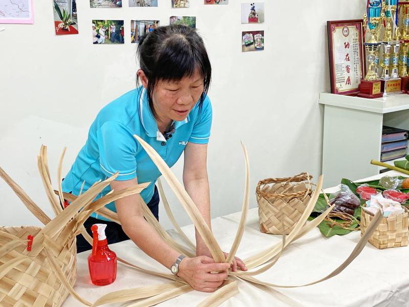 楊恩菊老師實際示範月桃葉編織技法。