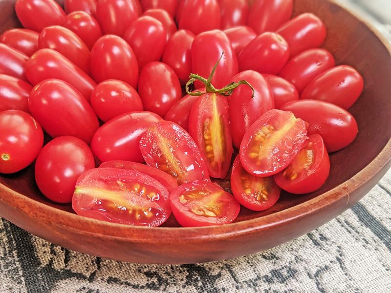 現正盛產的玉女番茄，不僅皮薄、糖酸比適中，一口咬下更能立即感受汁多味美的酸甜