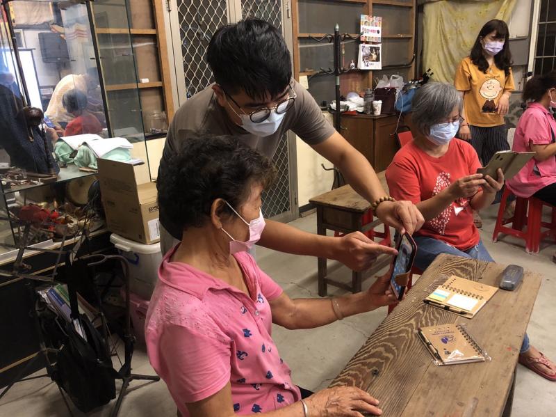 學員阿姨遇到問題，助教即時協助