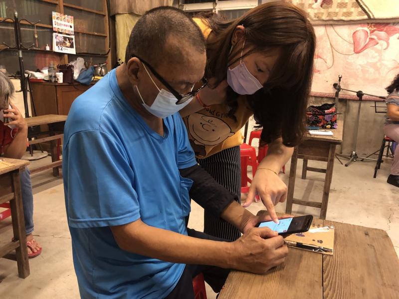 學員不熟悉手機軟體編輯操作，駐點前來救援