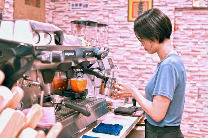 「宇宙神水咖啡飲食香味店」新創咖啡店，秉持在地理念與創意，勇於嘗試全新風貌。