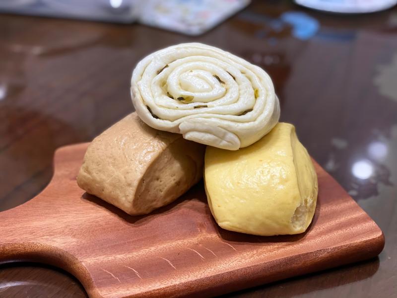 大陳傳統手工製作的白饅頭、黑糖饅頭及鹹香花捲。