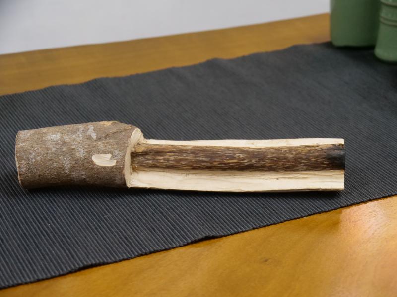 祥銓農創沉香-牛樟木精油純露的原料，取自農園生產的木頭。