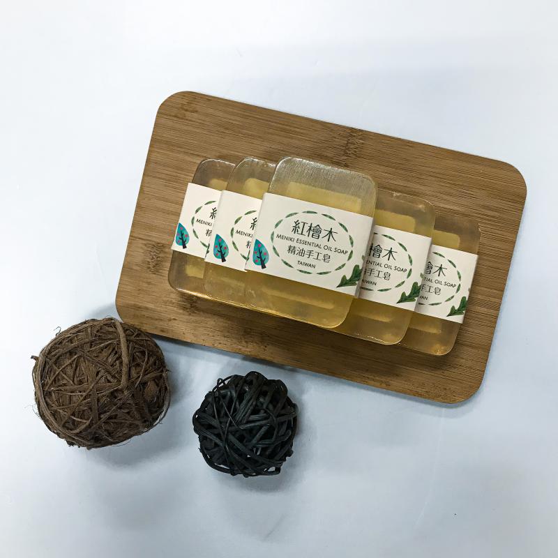 祥銓農創沉香-紅檜木精油手工皂，富有檜木醇、芬多精是新研發的商品。