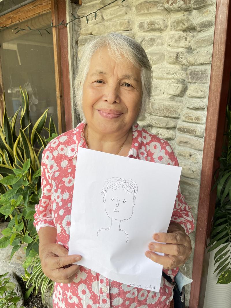 學員開心展示作品。