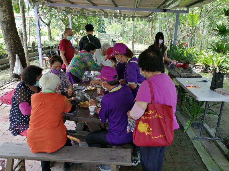 學員參與香包製作情形