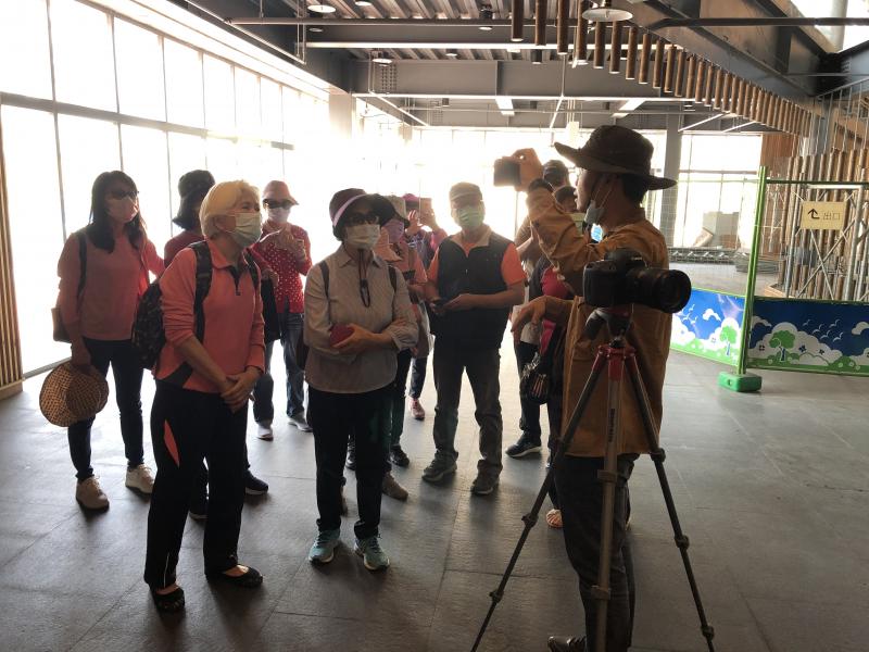 講師帶領學員上斗南火車站外拍課程