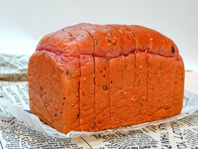 一整條紅龍果堅果吐司