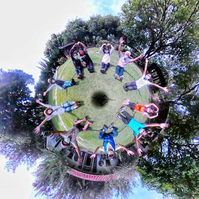 學員於心雕居草皮前拍攝 VR 照片。