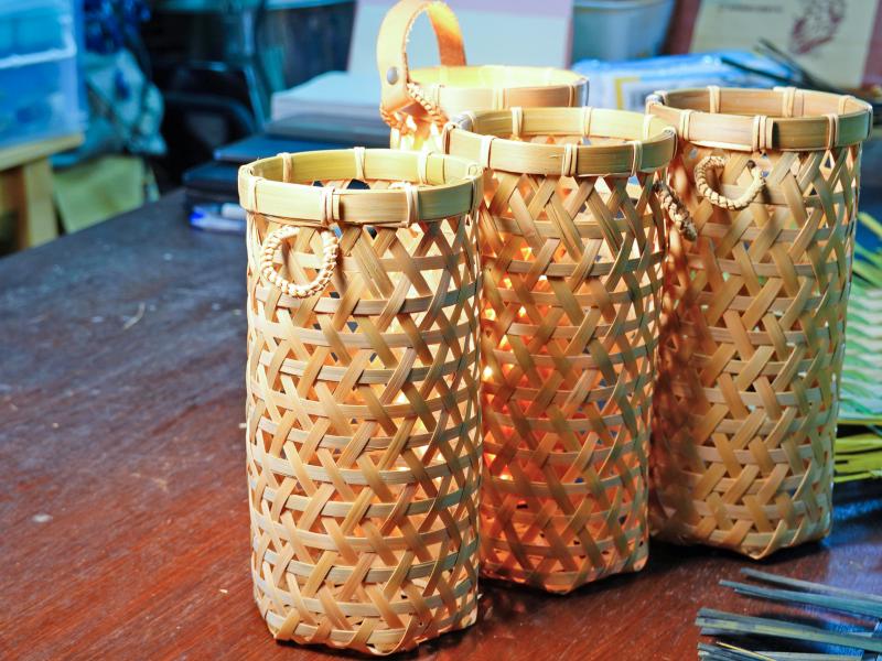 竹編織法很多，從這三個杯套可見技法、以及竹藝品的細膩程度。